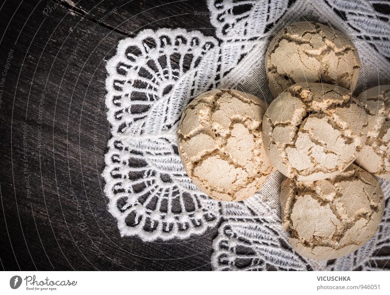 Kekse mit Rissen auf einer weißen Spitzen Serviette. Lebensmittel Teigwaren Backwaren Dessert Ernährung Kaffeetrinken Freizeit & Hobby retro Tradition Snack