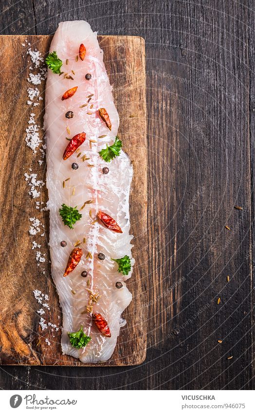 rohe Fischfilet mit Kräutern und Gewürzen auf Schneidebrett Lebensmittel Kräuter & Gewürze Ernährung Mittagessen Abendessen Festessen Bioprodukte