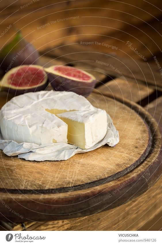 Camembert auf alten Holzbrett Lebensmittel Käse Frucht Dessert Ernährung Essen Frühstück Bioprodukte Vegetarische Ernährung Gesunde Ernährung weich braun gelb