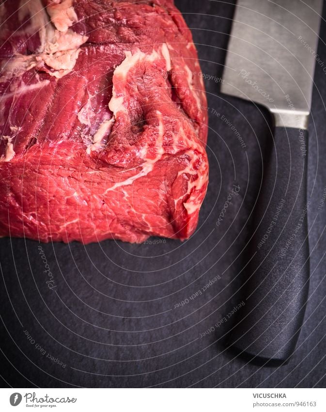 rohes Rinderfilet mit Messer auf Schiefer Tisch Lebensmittel Fleisch Mittagessen Festessen Bioprodukte Diät Design Gesunde Ernährung frisch Gesundheit saftig