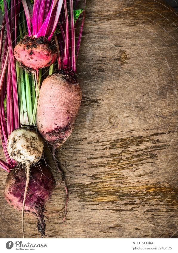 Frische rote Beete in verschiedenen Sorten auf altem Holztisch Lebensmittel Gemüse Bioprodukte Vegetarische Ernährung Diät Stil Design Garten Natur gelb