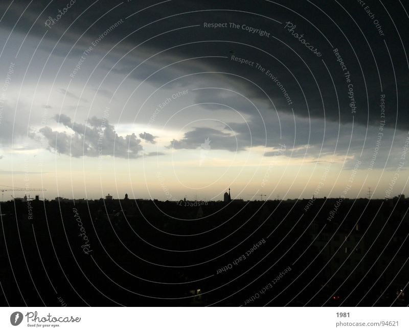 Dunkle Seiten ziehen auf! Wolken Horizont Donnern Sturm München dunkel Himmel Regen Wetter Gewitter Deutschland