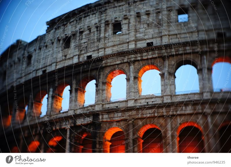 Roma Stadt Stadtzentrum Altstadt Menschenleer Ruine Bauwerk Architektur Mauer Wand Fassade Sehenswürdigkeit Wahrzeichen Denkmal Kolosseum ästhetisch historisch