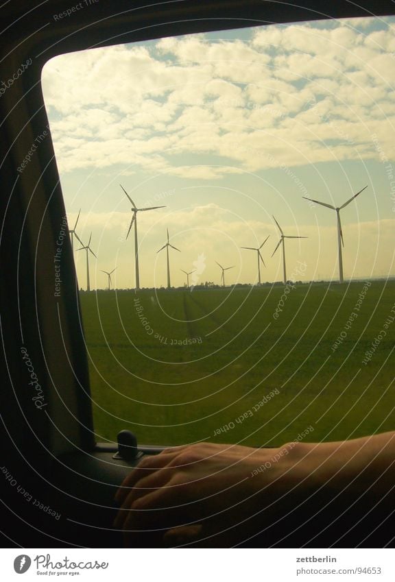 Windpark Landstraße Bundesstraße Autobahn Ferien & Urlaub & Reisen fahren unterwegs Hand Unterarm Fenster Autofenster Horizont Wolken Kumulus