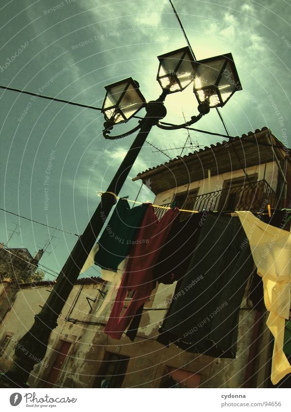 Stadtbilder II Portugal Verfall Ferien & Urlaub & Reisen Tourismus entdecken fremd Antenne Wäsche Bekleidung Wäscheleine Gasse Haus Dach Sommer Romantik schön