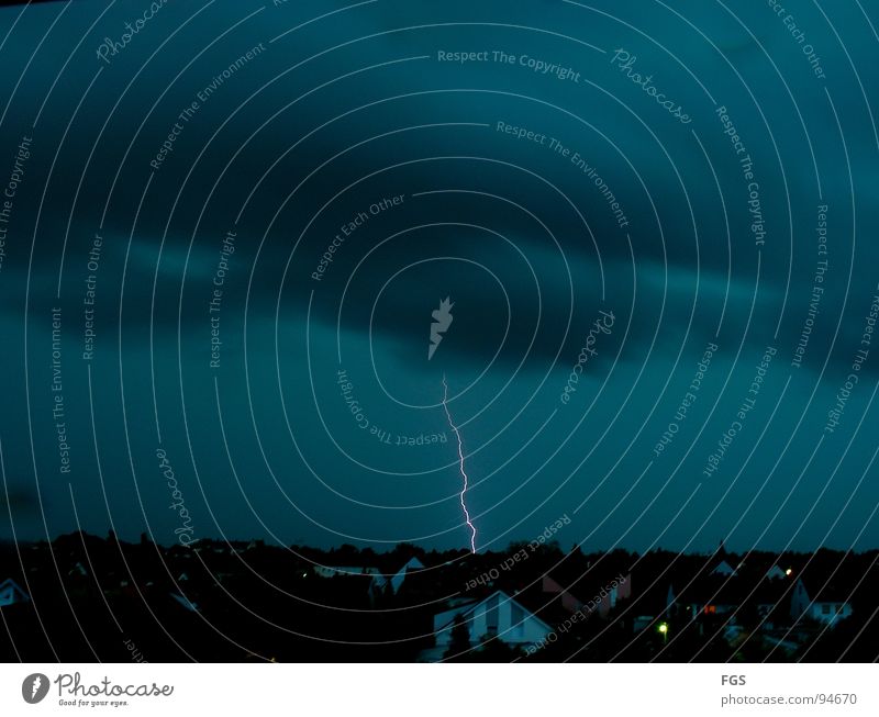 Blitz Blitze grau schwarz Haus Stadt Worms Wohngebiet Wolken Unwetter bedrohlich faszinierend heiß Donnern Zickzack grell Langzeitbelichtung gefährlich Ferne