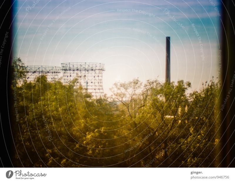 AST7 Pott | Herbstidylle Stadt Essen Stadtrand Skyline Industrieanlage Fabrik Turm Bauwerk blau gelb grün Ruhrgebiet Schornstein Gitter Fensterscheibe Ecke