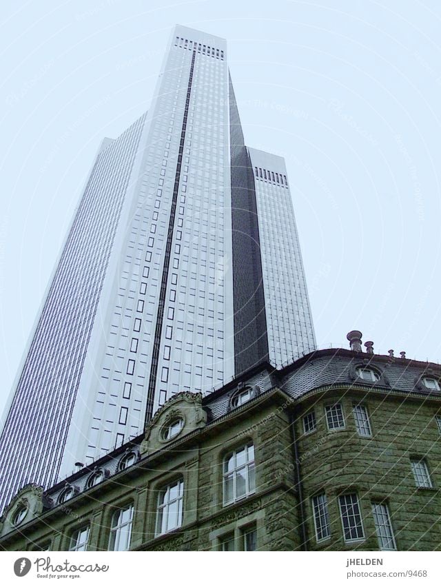 Frankfurt Trianon Stil Himmel Stadt Hochhaus Architektur Beton Glas Stahl alt historisch modern neu blau Versicherung Frankfurt am Main Emotiondesign trianon