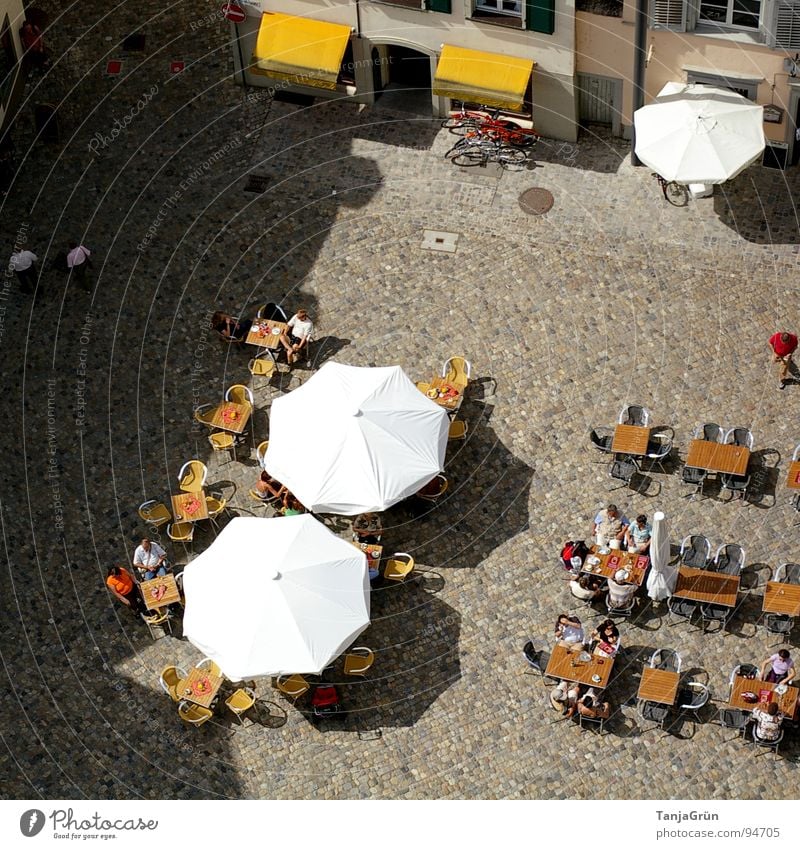 summer in the city Marktplatz Sonnenschirm Café Sommer genießen weiß Markise gelb Vogelperspektive Stadt gemütlich Spaziergang Tisch Rede Frühstück Stuhl