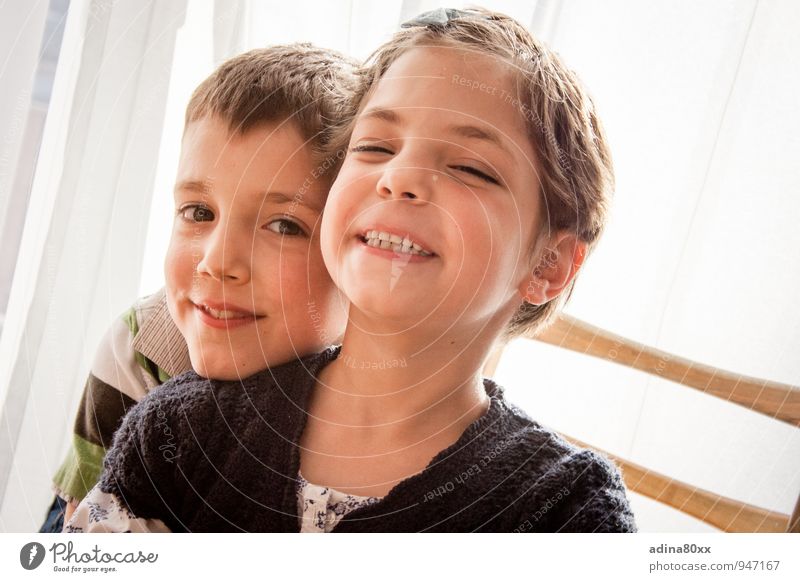 Großer Bruder macht selbstbewusst Kindererziehung Bildung Kindergarten Schule Geschwister Schwester Freundschaft lachen Fröhlichkeit Begeisterung Neugier