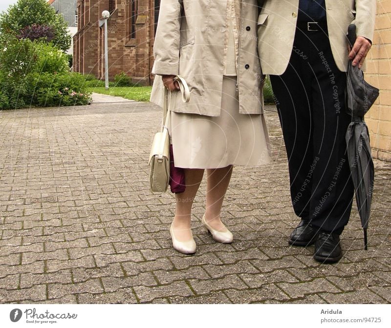 sie + er beige Ehe Tasche stehen Mann Frau Vertrauen Liebe Paar Stein Mensch Religion & Glaube Regenschirm gleich wir paarweise Liebespaar Zusammensein