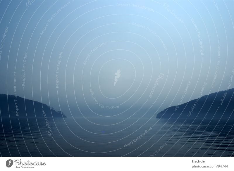 stille wasser sind... See Meer Nebel dunkel kalt Aussicht Wellen Oberfläche Mineralwasser Loch Ness Menschenleer ruhig Am Rand blau Wasser Küste sea ocean fog