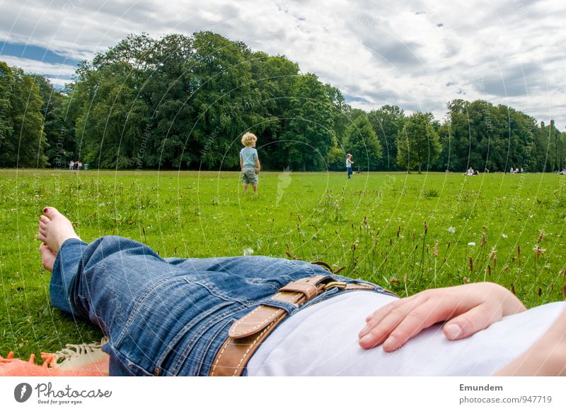 Sommer Ausflug Gras Jeanshose liegen grün Erholung Park Wiese Englischer Garten Wolken Fuß Nagellack Zehen Farbfoto Außenaufnahme Tag Starke Tiefenschärfe