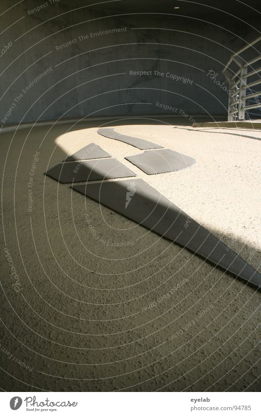 Linksgerichtete Abstraktionprinzipien Beton Teer Säule Bodenbelag Tag gelb schwarz Stahl Edelstahl Richtung parken Parkhaus Gebäude Haus Abstellplatz Garage