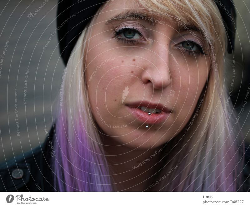 Lilly feminin Junge Frau Jugendliche 1 Mensch Jacke Piercing Mütze blond langhaarig beobachten Blick warten ästhetisch außergewöhnlich einzigartig rebellisch