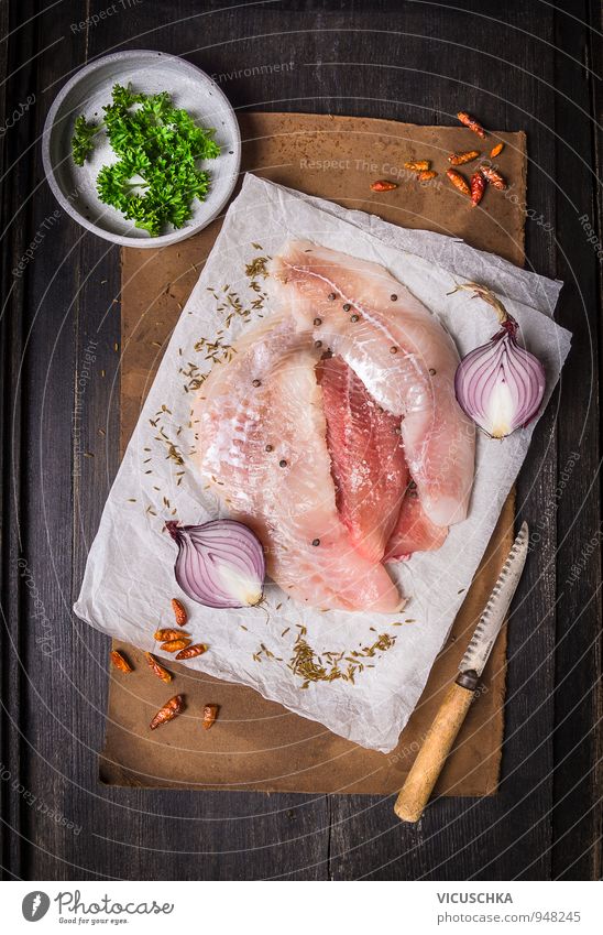 Fischfilets mit Gewürzen, Vorbereitung fürs Kochen Lebensmittel Gemüse Kräuter & Gewürze Ernährung Mittagessen Abendessen Festessen Bioprodukte