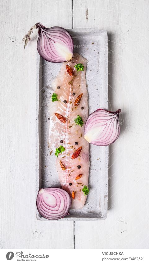 Hering Filet mit Hälften rote Zwiebel Lebensmittel Fisch Gemüse Kräuter & Gewürze Ernährung Mittagessen Abendessen Festessen Bioprodukte Vegetarische Ernährung