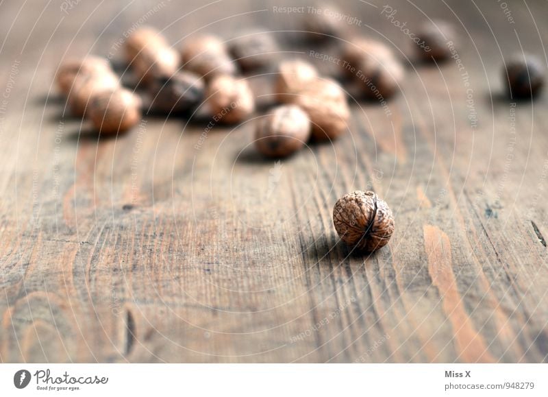 Nüsse Lebensmittel Ernährung Bioprodukte Vegetarische Ernährung Tisch Holz braun Walnuss Walnussholz Nussschale hart Zutaten Holztisch Farbfoto Gedeckte Farben