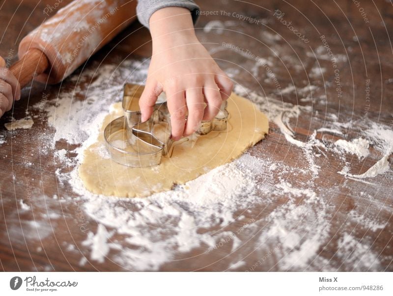 Backe backe.... Lebensmittel Teigwaren Backwaren Ernährung Freizeit & Hobby Kind Kleinkind Hand 1 Mensch 1-3 Jahre 3-8 Jahre Kindheit klein lecker niedlich süß