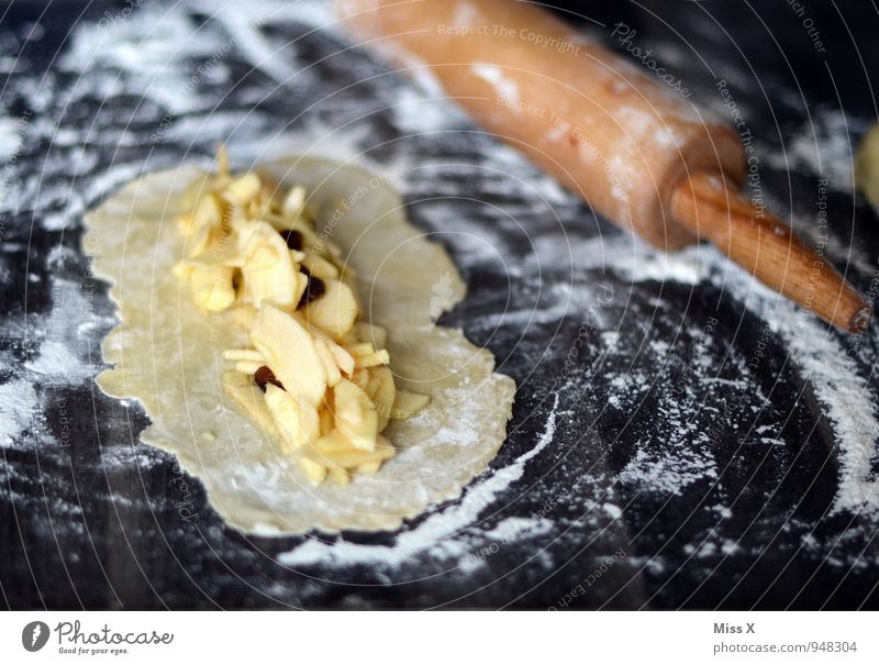 Apfelmaultaschen Lebensmittel Teigwaren Backwaren Kuchen Ernährung lecker süß Apfelkuchen Mehl Nudelholz Farbfoto Innenaufnahme Nahaufnahme Menschenleer