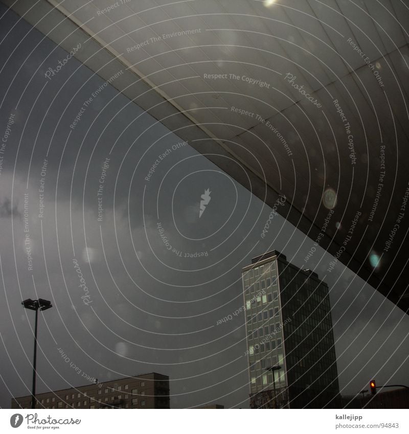 front Unwetter Sturm chaotisch Windgeschwindigkeit Desaster Donnern Staub Regen Platz Alexanderplatz Haus Hochhaus Fassade Unterkunft untergehen fallen Wellen