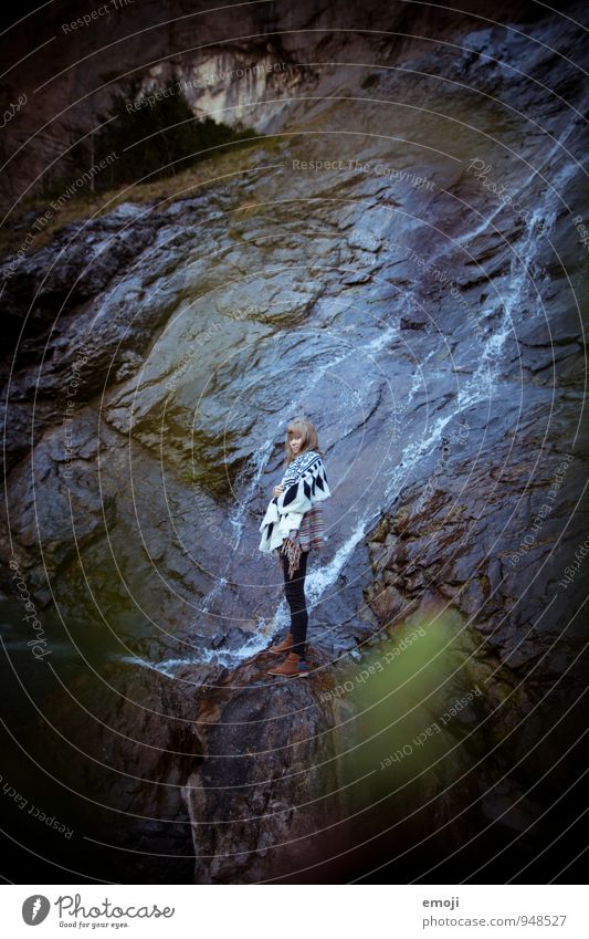 waterfall feminin Junge Frau Jugendliche 1 Mensch 18-30 Jahre Erwachsene Umwelt Natur Herbst schlechtes Wetter Felsen Wasserfall Coolness dunkel Farbfoto