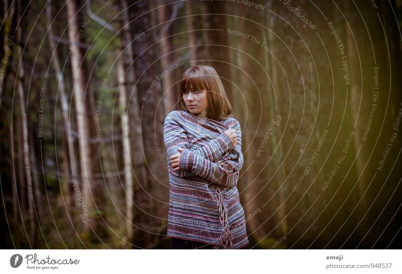 forest feminin Junge Frau Jugendliche 1 Mensch 18-30 Jahre Erwachsene Umwelt Natur Herbst Wald dunkel schön kalt natürlich Farbfoto Außenaufnahme Tag