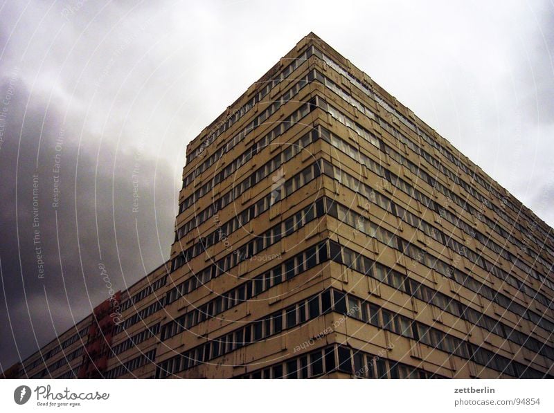 Klotz Haus Neubausiedlung Wohnung Alexanderplatz Fassade Froschperspektive Etage Fenster Zentralperspektive Leerstand Unwetter Wolken Wolkenwand Tiefdruckgebiet