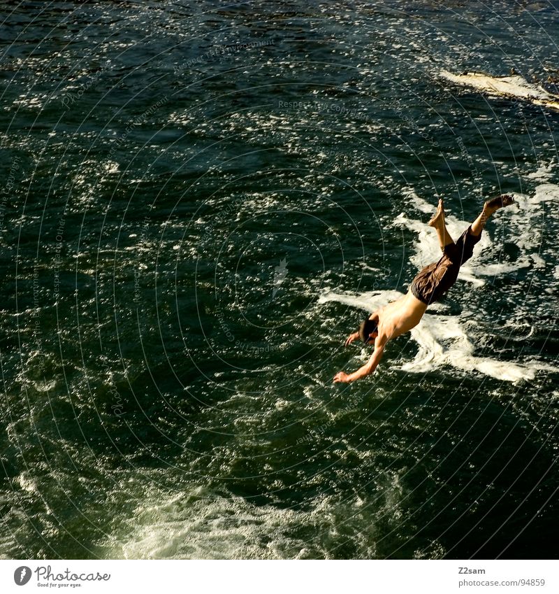 isarjumper V springen Sommer Gischt Isar Gewässer Bayern München Kopfsprung Zusammensein 2 Wassersport blau Niveau oben water Fluss munich Bewegung Dynamik