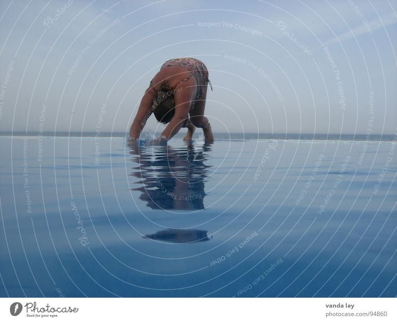 Kopfsprung deluxe I Sommer Schwimmbad Ferien & Urlaub & Reisen Meer Badeanzug springen Luft dick Frau nass Übergewicht Horizont Reflexion & Spiegelung spritzen