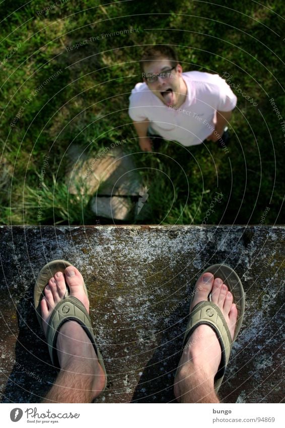 Marc macht Spaß Wiese Gras Zehen Flipflops Schuhe Sandale Mauer hoch groß klein Witz stehen Blick unten Oberkörper Freude Mann Fuß Mensch oben Zunge