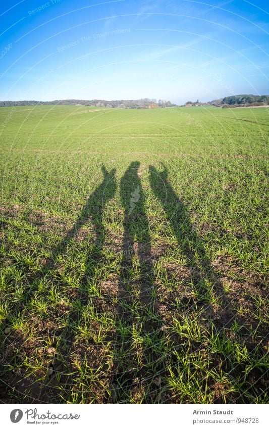 Schatten - Feld Lifestyle Ferien & Urlaub & Reisen Familie & Verwandtschaft Freundschaft 3 Mensch Menschengruppe Natur Landschaft Wolkenloser Himmel entdecken