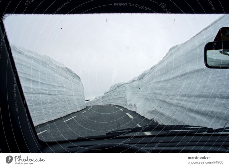 schnee auto bahn Fahrbahn unterwegs fahren eng schmal Spuren Winter Schneehöhe Pass Schneewehe Schneedecke Schneeberg Autofahren Fensterblick Serpentinen Kurve