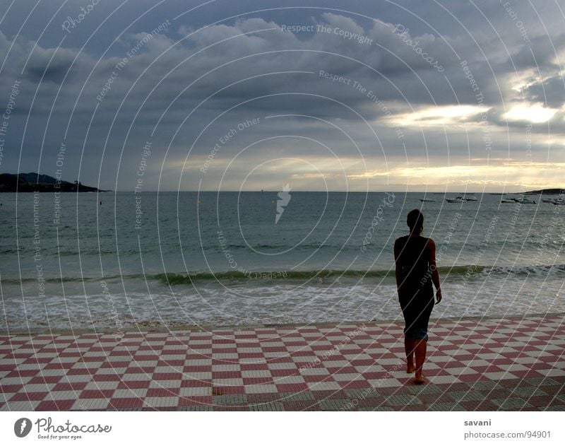 Frau blickt von der Promenade auf das Meer Ferien & Urlaub & Reisen Ferne Strand Wellen Mensch Erwachsene 1 Natur Himmel Wolken Horizont Unwetter Wind