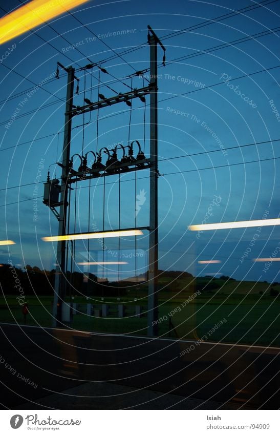 einmal tag und zurück S-Bahn Eisenbahn Elektrizität fahren Licht Lampe Dämmerung Nacht Arbeit & Erwerbstätigkeit Feld Hüntwangen Bahnhof öv Sitzgelegenheit