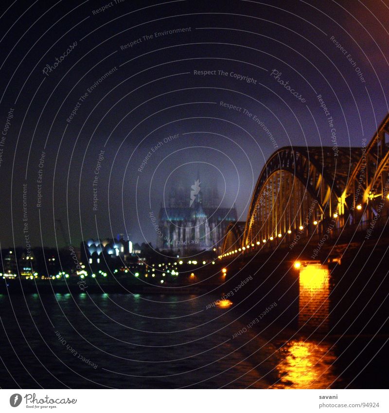 COLONIA III Kölner Dom im Nebel Winter Wasser Flussufer Stadt Altstadt Kirche Brücke Rauch bedrohlich dunkel historisch blau Angst gefährlich Religion & Glaube