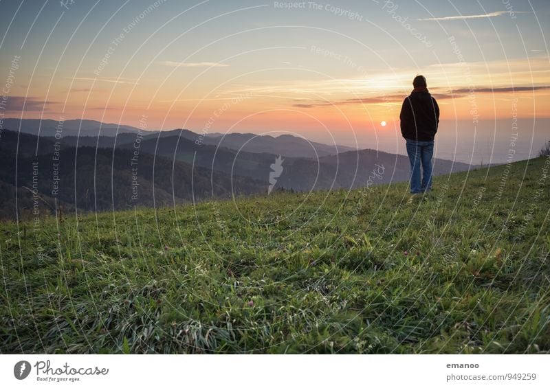 Mann auf Bergen im Schwarzwald zum Sonnenuntergang über dem Oberrheingraben Lifestyle Freude Wohlgefühl Zufriedenheit Erholung ruhig Ferien & Urlaub & Reisen