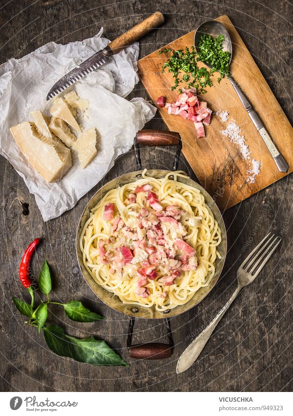 Spaghetti Carbonara in altem Topf mit Parmesan und Kräutern. Lebensmittel Fleisch Käse Gemüse Kräuter & Gewürze Ernährung Mittagessen Abendessen Büffet Brunch