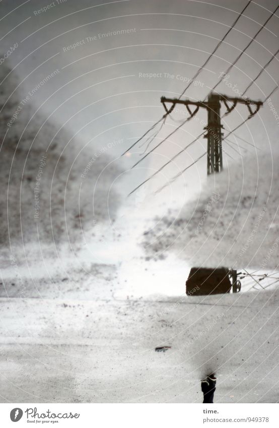 headlines (I) Technik & Technologie Energiewirtschaft Hochspannungsleitung Strommast Fuß Verkehrswege Fußgänger Straße Wege & Pfade Pfütze Teer Asphalt Beton