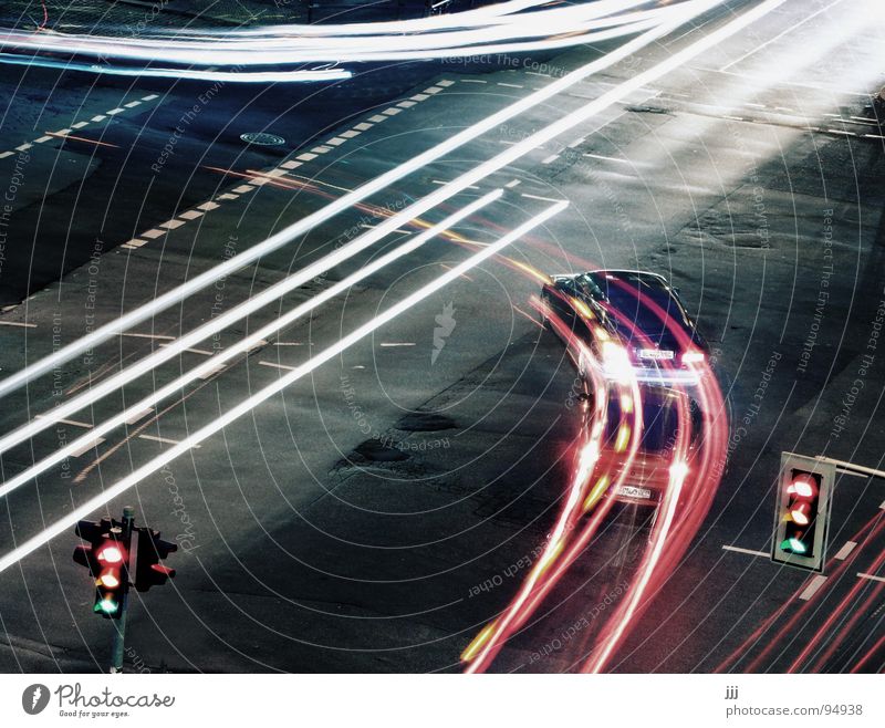 Jagdszene Ampel Radius Verkehr gleichzeitig Kreutzung PKW Licht Bogen Beleuchtung Linksabbieger Straße Blinken