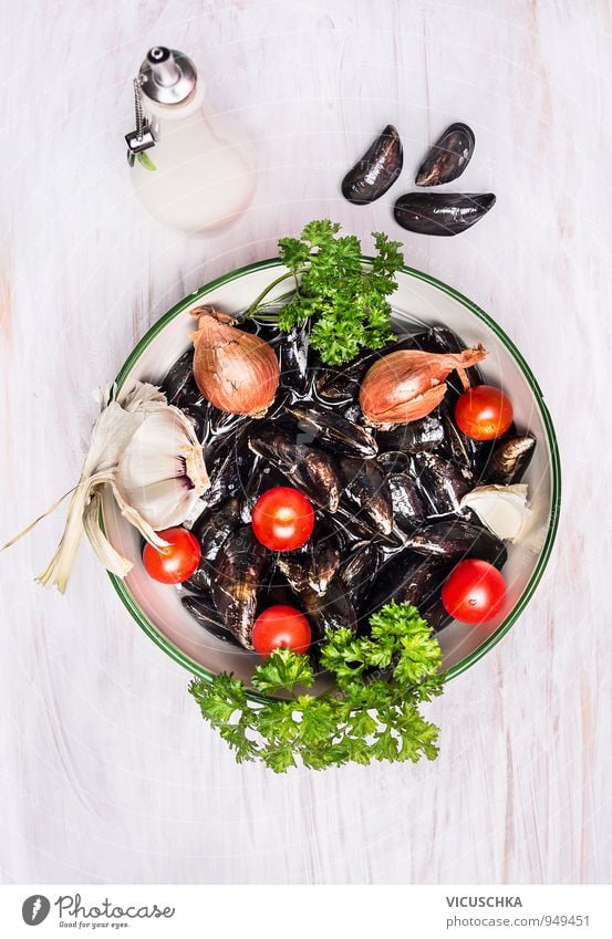 Rohe Miesmuscheln in der Schale mit Gewürze und Öl. Lebensmittel Meeresfrüchte Gemüse Kräuter & Gewürze Ernährung Mittagessen Abendessen Bioprodukte