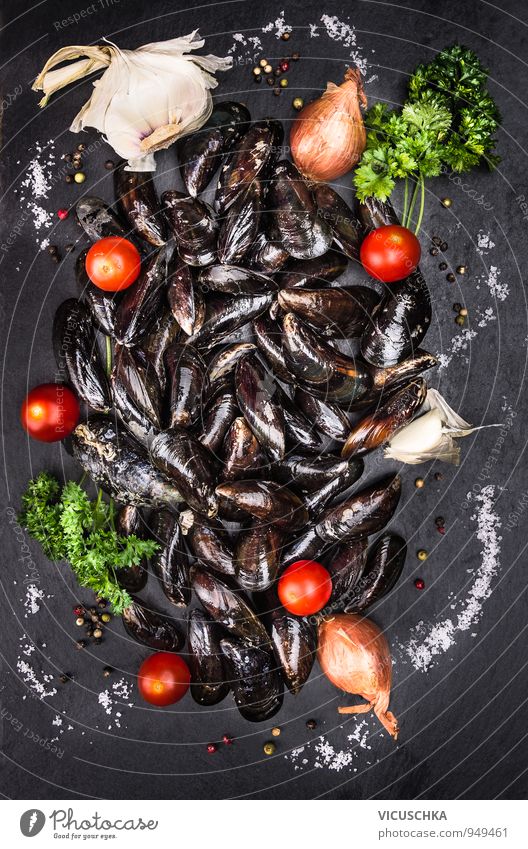 Rohe MiesMuscheln mit Tomaten und Gewürzen auf Schiefer Lebensmittel Meeresfrüchte Gemüse Kräuter & Gewürze Ernährung Mittagessen Abendessen Festessen Mensch