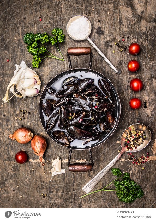 Frische Miesmuscheln in dem Topf mit Kräutern und Gewürzen Lebensmittel Meeresfrüchte Gemüse Suppe Eintopf Kräuter & Gewürze Ernährung Mittagessen Büffet Brunch