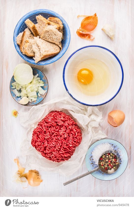 Buletten Zutaten in alten Schüssel. Lebensmittel Fleisch Gemüse Brot Brötchen Kräuter & Gewürze Ernährung Mittagessen Abendessen Bioprodukte Diät