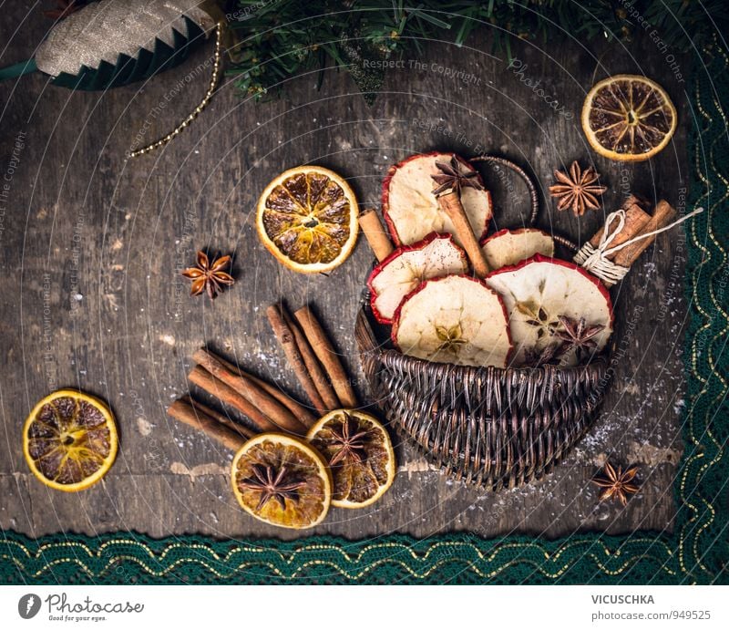 Trockenfrüchte mit Zimtstangen und Anis Sterne im Korb Dessert Lifestyle Design Freizeit & Hobby Winter Weihnachten & Advent Tradition Sternanis Hintergrundbild