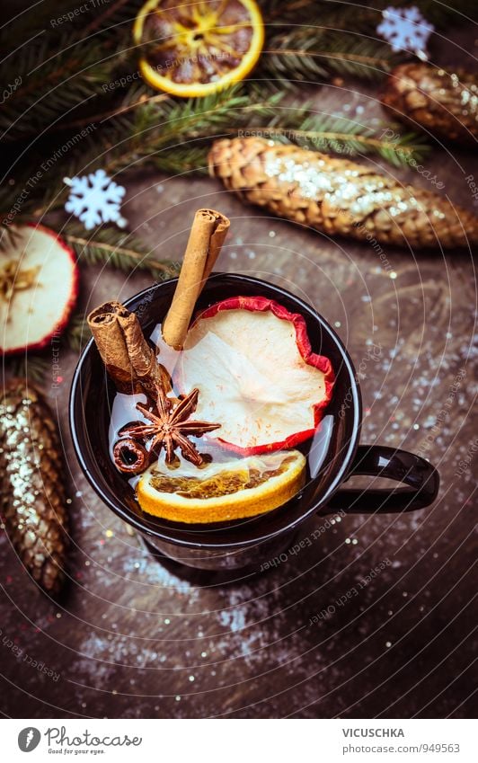 Glühwein mit getrockneten Früchten auf Winter Dekoration Lebensmittel Frucht Apfel Orange Kräuter & Gewürze Festessen Getränk Heißgetränk Tee Alkohol Wein Tasse