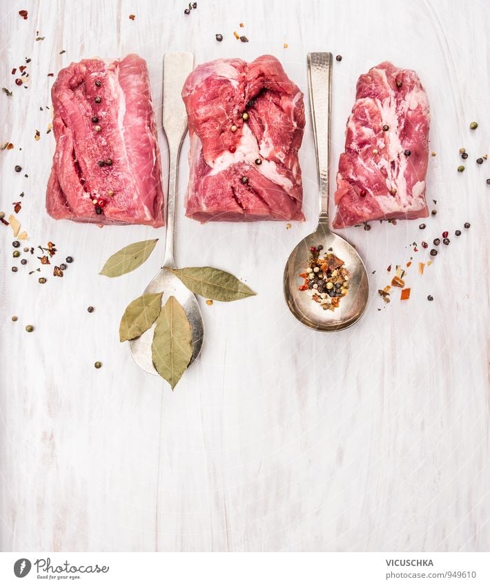 Schweinefilet mit Gewürzen und Lorbeerblatt in Löffel Lebensmittel Fleisch Kräuter & Gewürze Ernährung Mittagessen Abendessen Bioprodukte Diät Stil Design