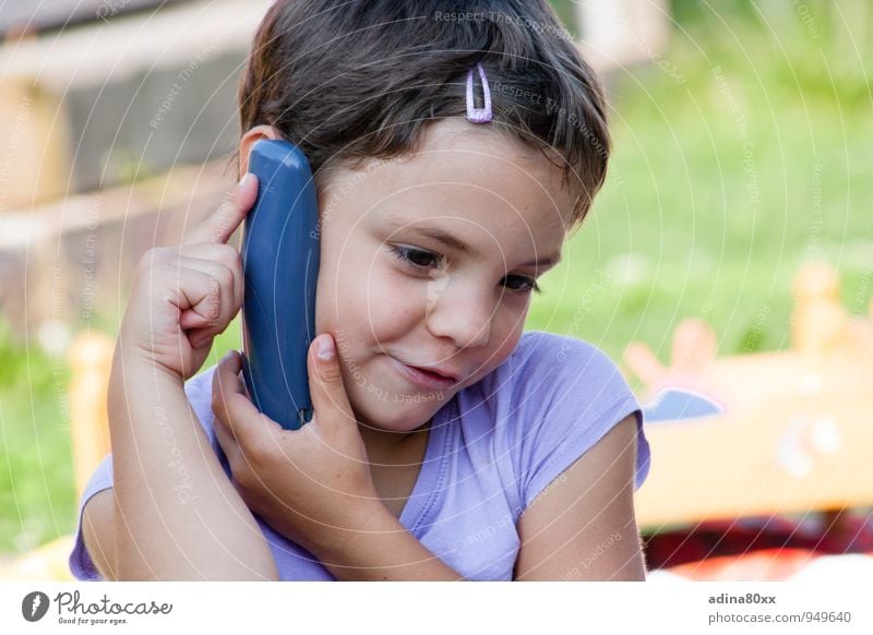 Telefonieren mit Oma Freizeit & Hobby Spielen Kindererziehung Bildung Kindergarten Mädchen Denken sprechen hören Kommunizieren Telefongespräch Lebensfreude