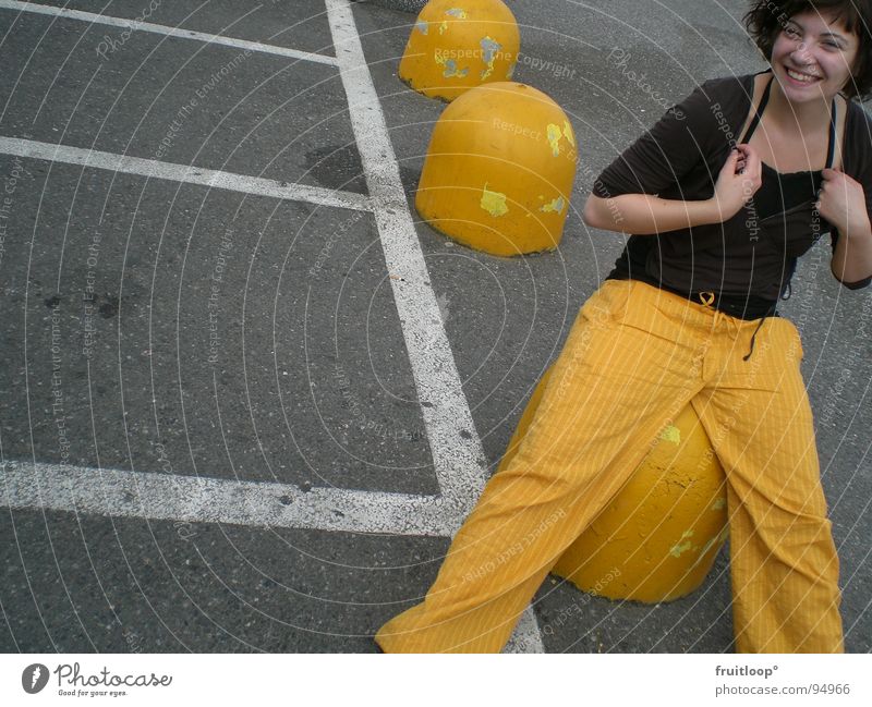 jello girl vs. urban art gelb Parkplatz Linie Beton Verkehrswege Schilder & Markierungen Steifen Straße