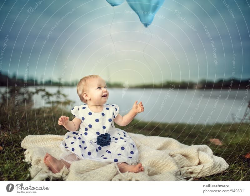 Baby at the Lake feminin Kind Kleinkind Mädchen 0-12 Monate 1-3 Jahre Natur Landschaft Seeufer Bekleidung Kleid Luftballon Decke fliegen genießen Blick sitzen